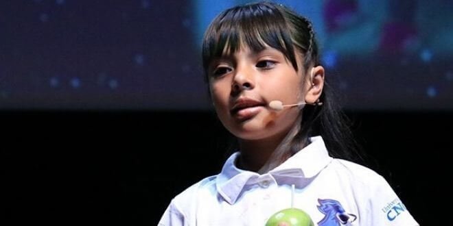 La niña prodigio mexicana que apunta al espacio Imagen que contiene persona, interior, joven, niño
Descripción generada automáticamente