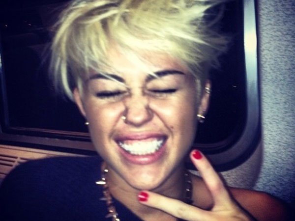 Miley Cyrus a los besos con una amiga en un bar Miley Cyrus a los besos con una amiga en un bar