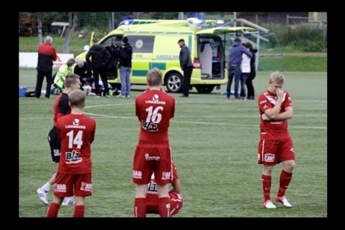 Video: Un futbolista muere luego de anotar un gol Video: Un futbolista muere luego de anotar un gol