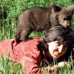 Mujer crió a un oso como su hijo - Fotos Mujer crió a un oso como su hijo - Fotos