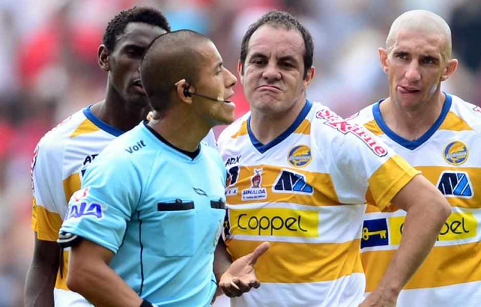 Video: Cuauhtémoc Blanco se mofa del árbitro