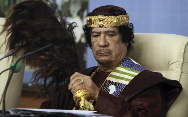 Muammar Gadhafi enterró en el desierto lingotes de oro