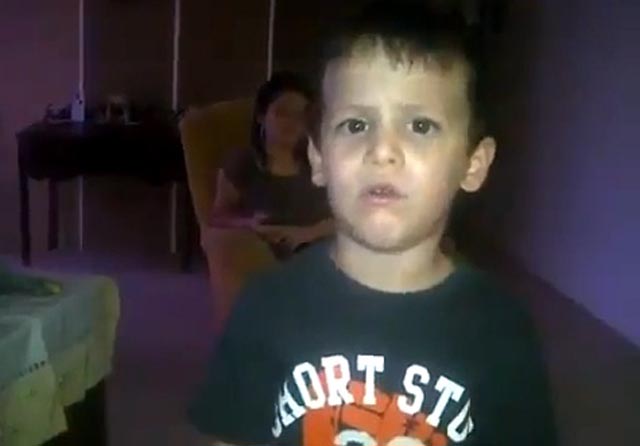 Video: La reacción de un niño al enterarse de la victoria de Hugo Chávez Video: La reacción de un niño al enterarse de la victoria de Hugo Chávez