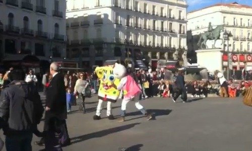 Video: Pelea callejera entre Bob Esponja y Hello Kitty Video: Pelea callejera entre Bob Esponja y Hello Kitty