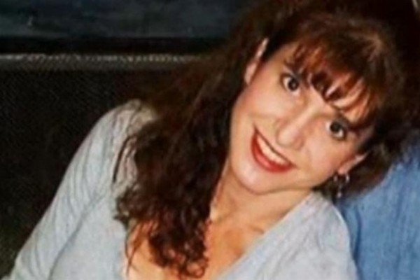 Denuncia a un policía por romperle un implante mamario