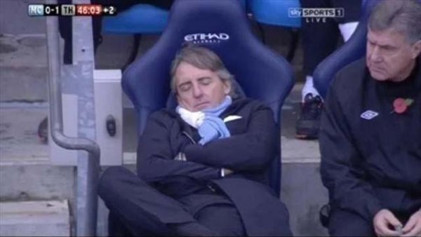 El DT del Manchester City se duerme en pleno partido