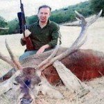 Fotos escándalo: Funcionario cazó un ciervo y posó con los testículos Fotos escándalo: Funcionario cazó un ciervo y posó con los testículos