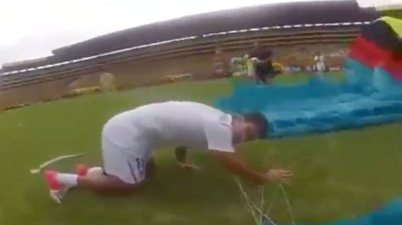 Video: Paracaidista cae sobre jugador de fútbol