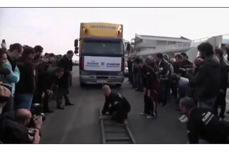 Video increíble: Hombre remolca un camión con su oreja