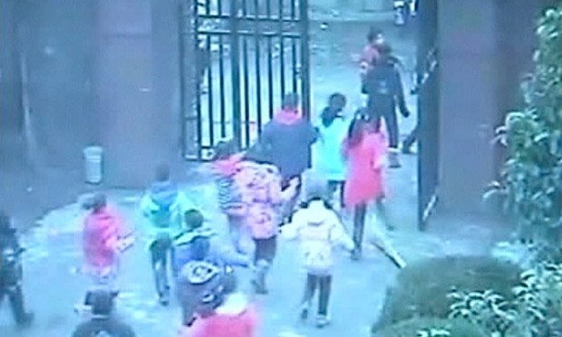 Video fuerte: Ataca con cuchillos a niños en escuela china
