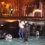 Fotos y video: Borracha mete su auto a una fuente Fotos y video: Borracha mete su auto a una fuente