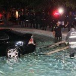 Fotos y video: Borracha mete su auto a una fuente Fotos y video: Borracha mete su auto a una fuente