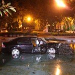 Fotos y video: Borracha mete su auto a una fuente Fotos y video: Borracha mete su auto a una fuente