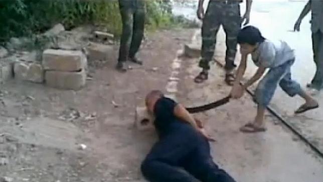 Video fuerte: Niño sirio decapita a militar preso