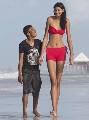 Video: La adolescente más alta del mundo y su novio