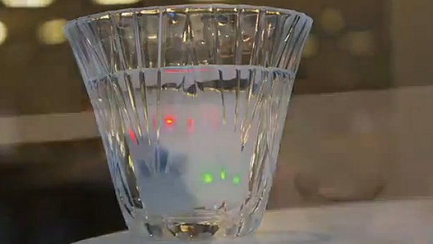 Crean cubos helados que avisan cuándo dejar de beber