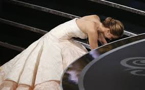 Video: Jennifer Lawrence se cae al recibir el Oscar por mejor actriz