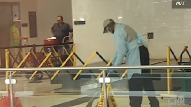 Niño murió aplastado por un tablero en el aeropuerto