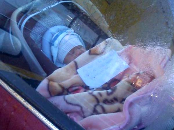 Deja a su hijo recién nacido en el auto y se va de shopping