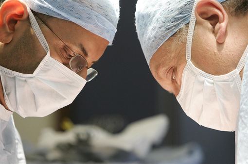 Mujer se somete a cirugía para parecerse a la esposa muerta de su pareja