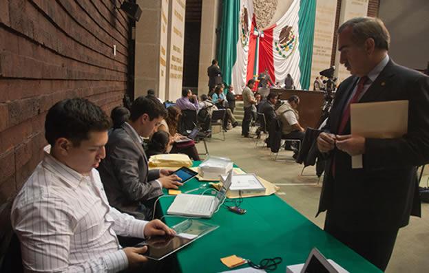 Telmex entrega 500 iPads a los diputados