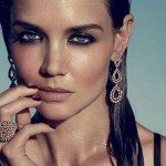 Fotos: Katie Holmes vende joyas al natural