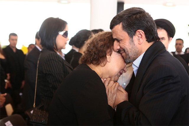 Polémica por la foto del presidente iraní con la madre de Hugo Chávez