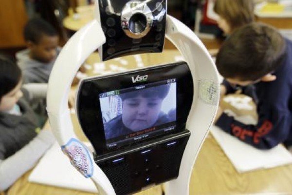 Niño no puede asistir a clases y envía un robot en reemplazo Niño no puede asistir a clases y envía un robot en reemplazo