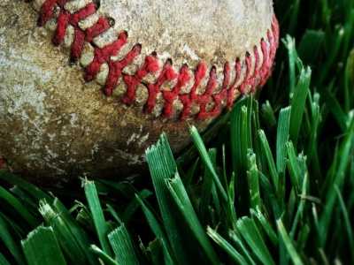 Video: Pelota de béisbol pega en la cara de una mujer