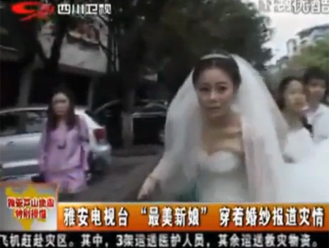 Video insólito:Deja su boda para informar del terremoto