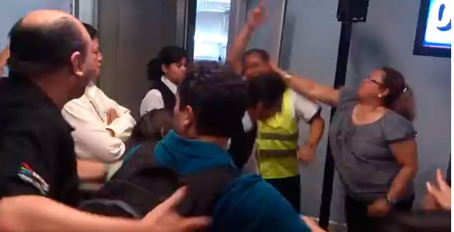 Video: Empleado de VivaAerobus es agredido por pasajeros