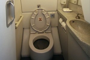 ¿A dónde van los desechos del baño del avión?