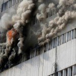 Dos personas mueren al tirarse al vacío durante un incendio - Fotos