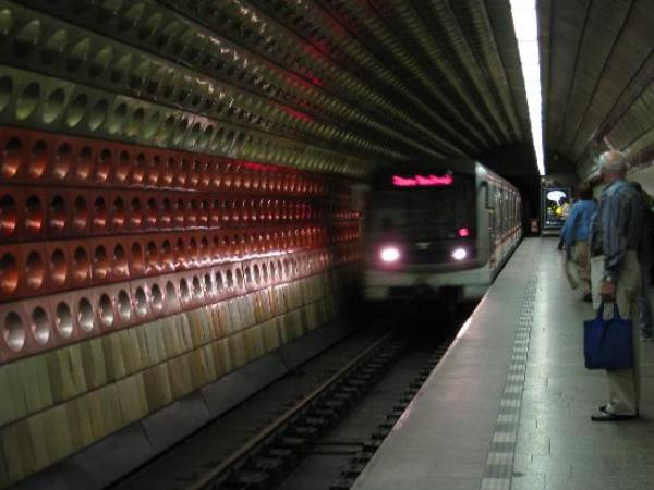 Insólito: Habilitan vagón de metro para poder intimar