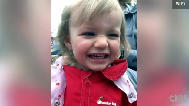 Niño mata de un disparo a su hermanita de dos