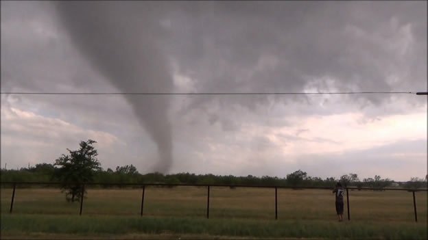 Diez tornados en Texas dejan seis muertos
