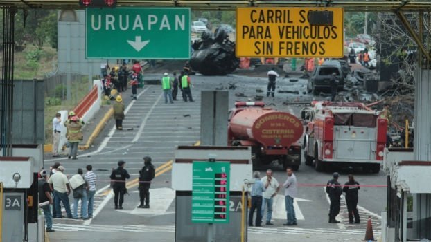 Choque de una pipa en Michoacán deja ocho muertos