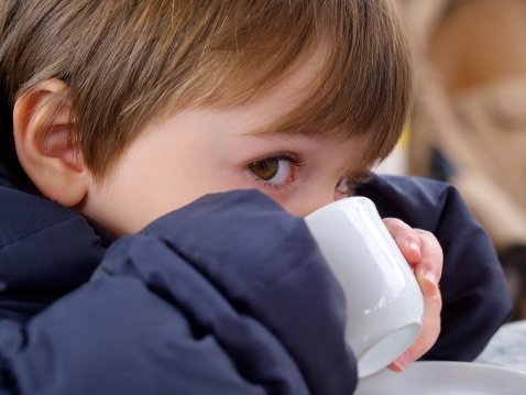 ¿Es conveniente que los niños consuman cafeína?