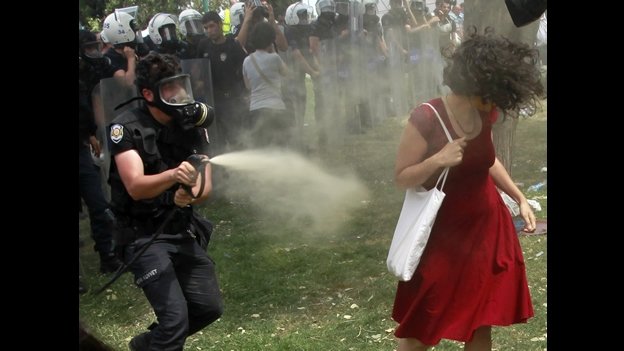 La mujer símbolo de las protestas en Turquía