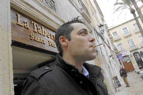 ¿Cuánto afecta fumar en la puerta de un bar?