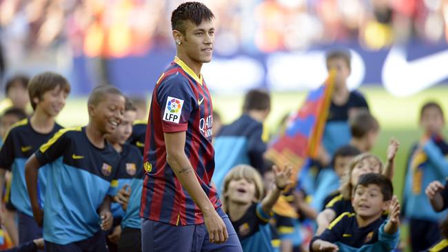 Neymar y su camiseta del Barcelona Neymar y su camiseta del Barcelona