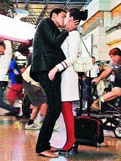 Insólito: aeropuerto limita tiempo para los besos de despedida