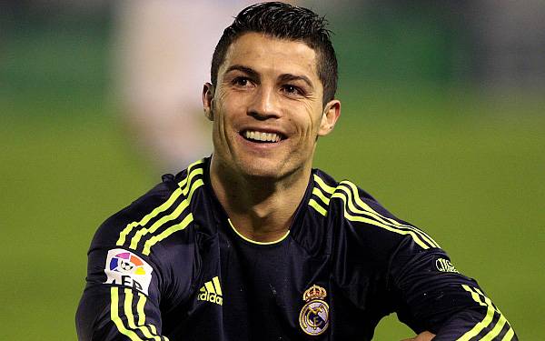 Cristiano Ronaldo le rompe el brazo a a un niño
