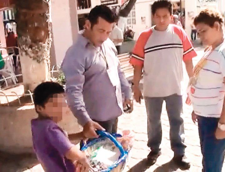 Video indignante: Funcionario degrada a niño que vende en la calle