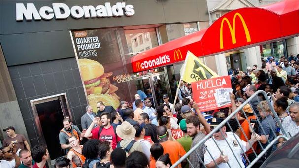 Empleados de comida rápida inician huelga por bajos salarios