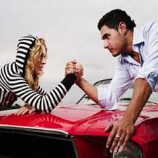 Hombres y mujeres al volante ¿quién maneja peor?