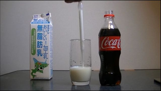 Video sorprendente: Qué pasa cuando mezclas leche con Coca Cola