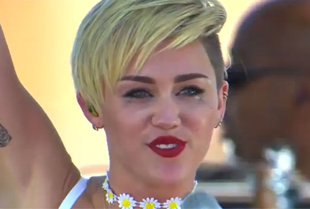 Miley Cyrus llora por Liam Hemsworth durante un show - Video