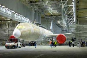Así se pinta un avión comercial