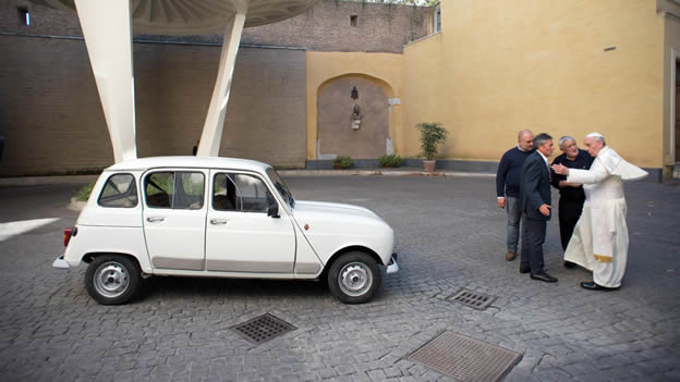 El Papa Francisco recibe un auto clásico de regalo